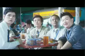 三名男子挤在一起吃饭，观看着一名红衣女子视频封面