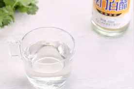 把啤酒倒进白醋里真是太厉害了，每个家庭都需要，学会能省几百块视频封面