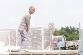 农村大叔装卸水泥，一天能挣多少钱？大叔说出真实收入，你信吗视频封面