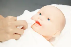 宝宝牙龈上长白点是怎么回事？新手妈妈该如何处理？视频封面
