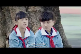 小男孩回到家唉声叹气，到底咋回事？小男孩做事太暖心！视频封面