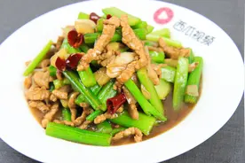 大厨教你简单家常菜，芹菜炒肉，有了这道菜，一顿能多吃两碗米饭视频封面
