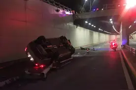 南宁一轿车高速飞下青山立交，车身粉碎，司机确认酒驾图片