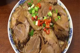 肘花蒸酸菜的家常做法，酸菜香的流油，肘花香而不腻——老齐美食视频封面