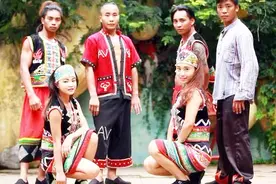 中国有这样一群人皮肤黝黑，被称为中国黑人，却又长得男俊女靓视频封面