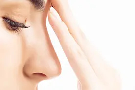 眼睑凹陷说明你老了，怎样才能挽回青春？视频封面