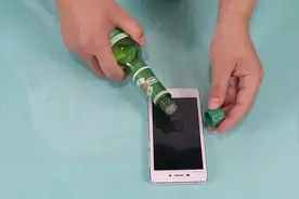 花露水滴在手机上，实在太棒了，有手机的一定要试下视频封面