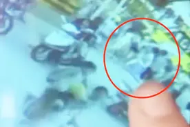 三轮车即将撞上学生，老师以身挡车救下3人，最终因伤势过重遇难视频封面