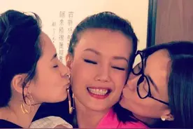 被亲到咧嘴？霍汶希阿娇献吻容祖儿互动逗趣十足图片
