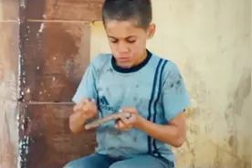 看伊朗贫穷小男孩感人瞬间，屡获国际大奖短电影，看完直接泪奔视频封面