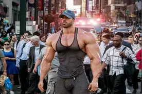 当肌肉男赤裸上身走在大街上……肌肉大吊哥空降北京，路人反应亮了视频封面