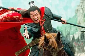 将军打仗时，为何背上都系着披风？披风有什么作用？视频封面