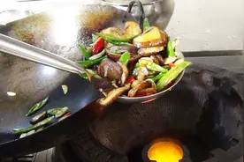 香菇怎么做好吃又下饭？学会这个技巧，你也能做出饭店大厨的味道视频封面