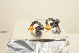 不可思议的科学现象：白砂糖燃烧后会变成火蛇，什么原理？视频封面