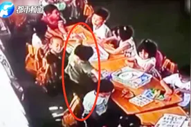 安徽幼儿园老师指派小班长，默许持棍狂抽多名同学，维持教室秩序视频封面