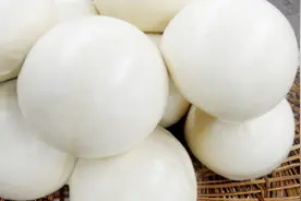 为什么路边摊卖的馒头会那么白，是因为添加了增白剂吗？视频封面