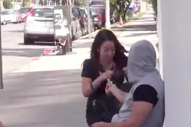 街头实验：当流浪汉给你钱，看国外路人作何反应，最后让人唏嘘视频封面