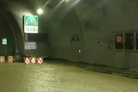 重庆暴雨致沪蓉高速奉巫段双向中断 连夜抢险今晨9点恢复单道单通视频封面