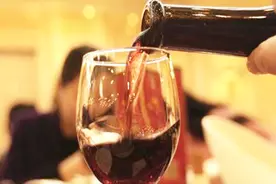 开红酒没开瓶器怎么办？拿根牙签就能搞定，快试试！视频封面