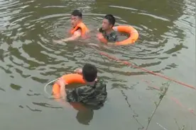 狗游泳不肯上岸，男子乘船拽狗掉河溺亡视频封面