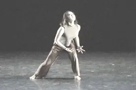 舞台上，这位艺校的女生表演的新抽象派舞蹈，舞姿很灵动视频封面