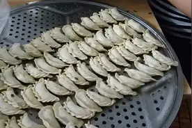 农村大妈花式包饺子，这样的饺子好看又不易破皮，你学会了吗？视频封面