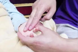 宝宝口舌生疮，上大火，这两个推拿方法你可以任选其一视频封面