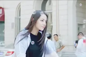 麻辣变形计：关小迪骑车车技爆棚啊，直接人和自行车分离都没事视频封面