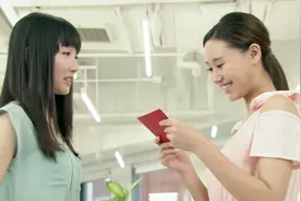 前辈真好，结婚请帖发给新入职员工，都不收份子钱视频封面