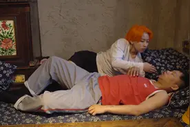 学车小伙不管老婆自己睡觉，被揍醒！视频封面
