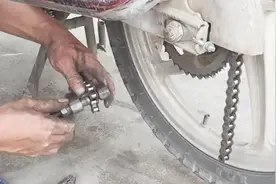 摩托车链条拉长了怎么办？专业师傅教你拆卸链条和调整的技巧视频封面