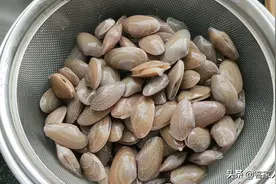 花甲怎样做才香？加3只蟹1碗虾做一锅，鲜味十足又好吃，真过瘾图片