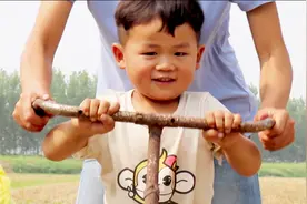 农村熊孩子帮妈妈锄地，边干活边吹牛，说了一段冷笑话逗乐一家人视频封面