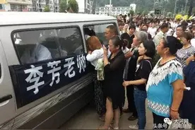 信阳老师以身挡车救下学生，被追授为“全国优秀教师”图片