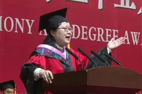 女教师含泪喊话毕业生：社会没有补考视频封面