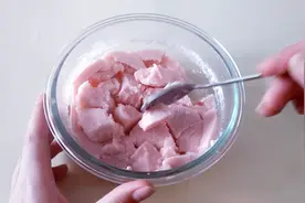 教你自制好吃的冰淇淋，材料简单在家就能做，口感绵绵的沙沙的视频封面