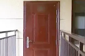 业主刚住进新房发现防盗门竟然有鱼腥味 发业主群邻居家也有视频封面