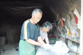 72岁山东大汉做一件女人常干的活儿，称有劲使不上