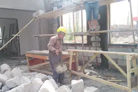 近六十岁的老刘在工地打小工，一天200元，提两桶砂浆一点不含糊视频封面