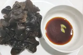 正宗东北黑木耳泡出来是这样的！加上一碗汁凉拌或蘸着都好吃视频封面