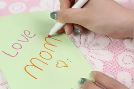 妈妈过生日，亲手“作”个礼物送给她，阿姨们见了羡慕不已都想要视频封面