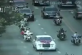 婚车队中11辆车违法上路 交警等送完新人后查处图片