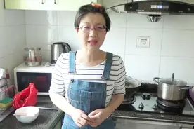 教你怎么煮肉质鲜嫩又好吃的鸡胸肉，减脂餐也疯狂系列，了解下！视频封面