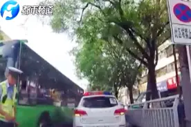 周口三岁儿童吃胶水，警车开路急救援：这是我们应该做的！视频封面