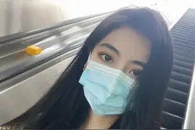 LPL：美女解说疑不尊重选手！疯狂打断Puff讲话，事后微博致歉！图片