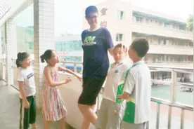 11岁四川男孩身高超2米 或成全球最高小学生