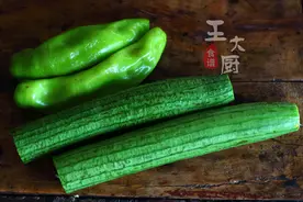 好吃的家常菜，丝瓜炒尖椒，夏天就爱吃清爽嫩滑的丝瓜图片