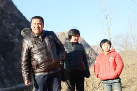 河南农村盲人妇女郑玉荣在家排练坠子书，10岁女儿躲门帘后偷哭视频封面