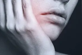 上火后牙龈肿痛很难受？试试吃这三种食物吧，快速灭火止牙痛视频封面