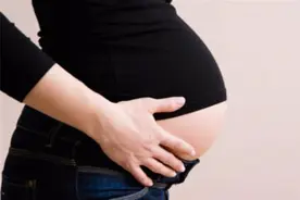 孕期肚子发硬是怎么回事？孕妈别大意，这种情况赶紧去看医生吧！视频封面